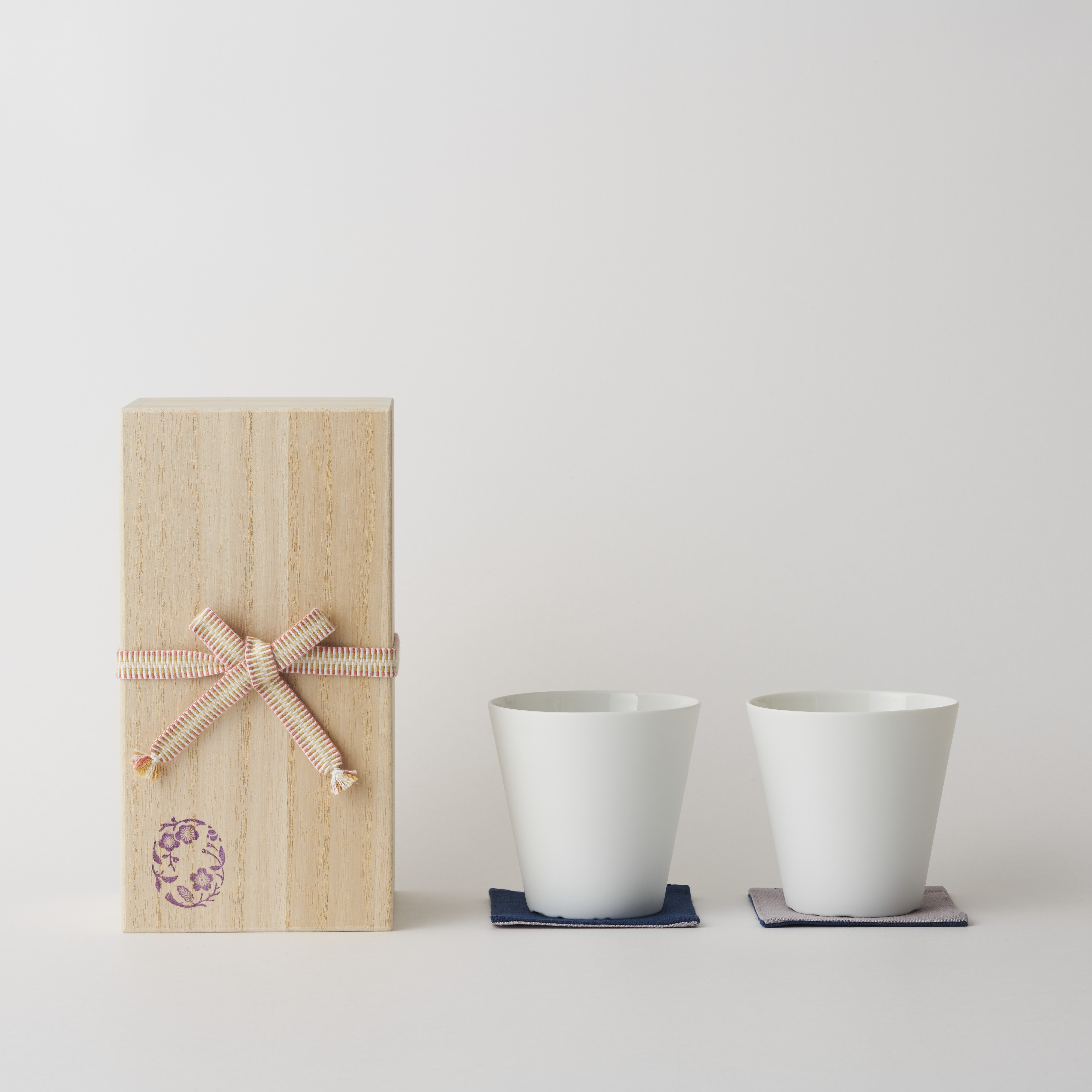 WDH 梅・桜カップ 2個セット 白磁 桐箱入り